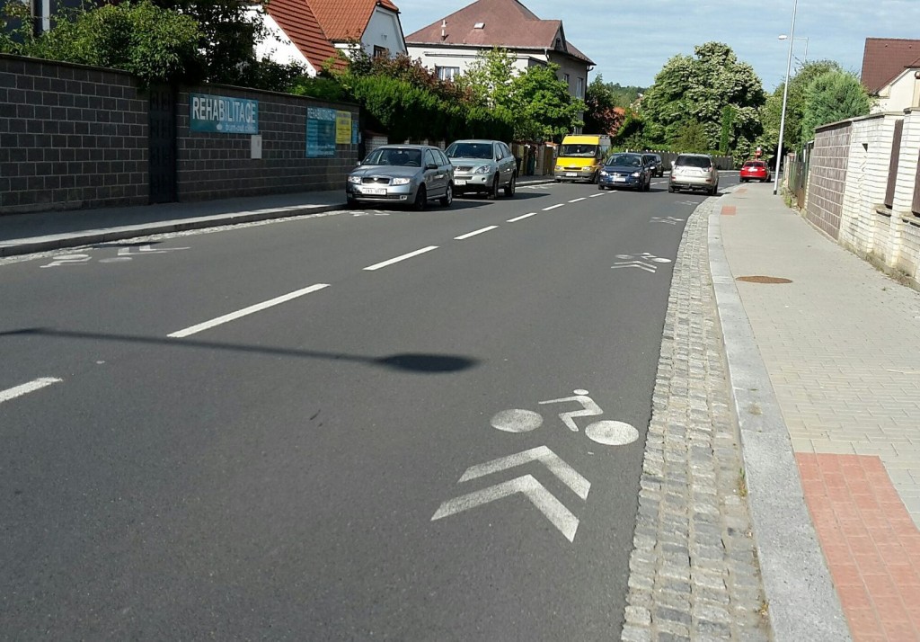 V ulici Rýdlova se často parkuje z obou stran a projíždějící auta musí kličkovat