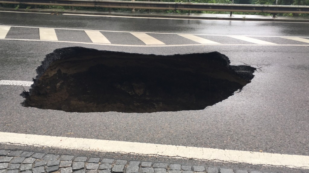 Takový kráter zde zůstal, hrozí další propady