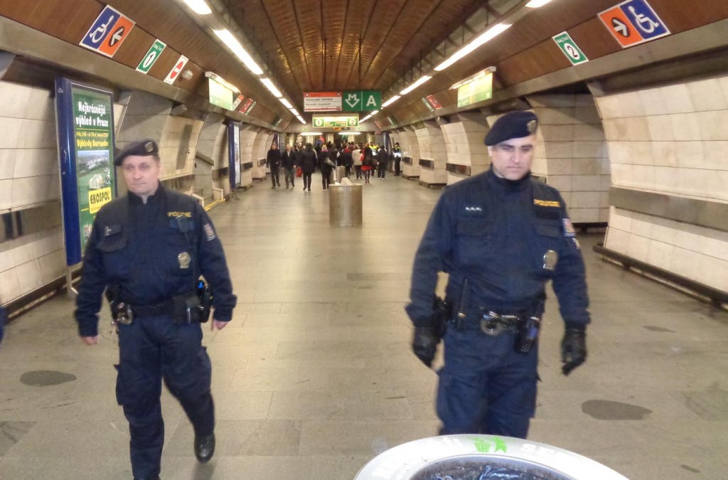 Policejní hlídky kontrolují stanice metra