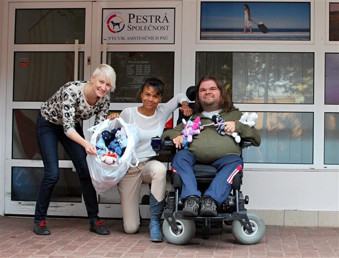 Koordinátorka Ponožkového psa za Dolní Břežany Michele Mensová (uprostřed)