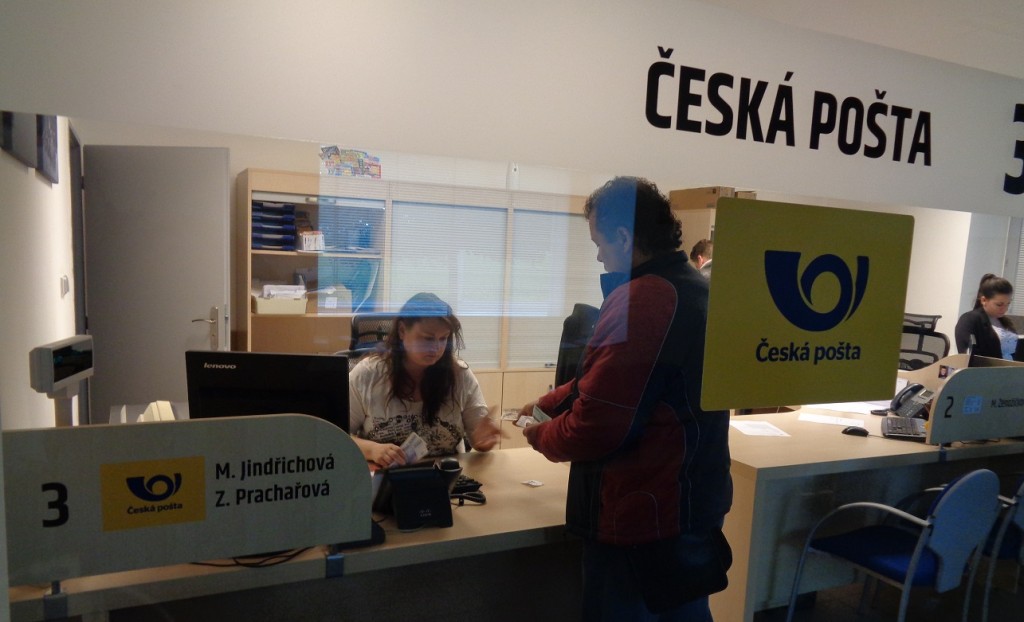 Pošta má otevřeno každý všední den od osmi ráno do šesti večer