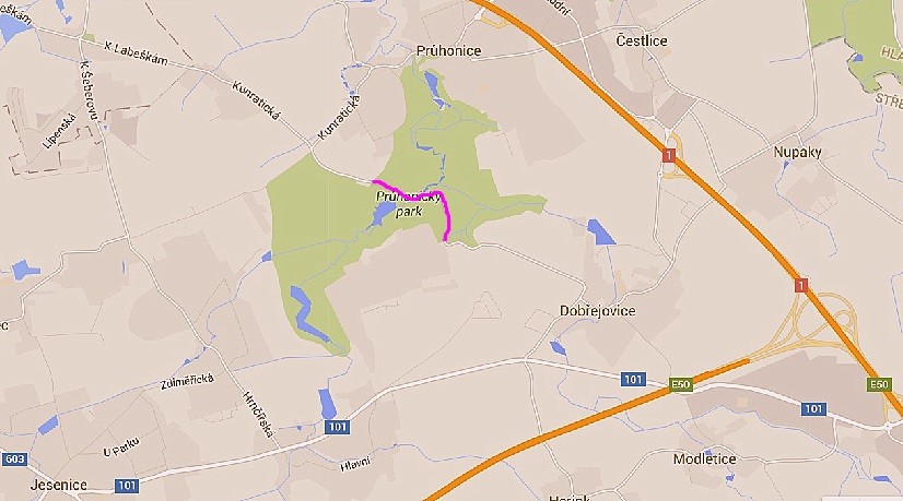 Google mapa Průhonic a okolí. Růžově označen úsek silnice, který se má stát účelovou komunikací a pro veřejnost má být uzavřen