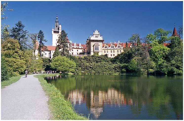 Průhonický park se snaží spojit dvě části oddělené silnicí. To však způsobí nárůst dopravy v okolních obcích.