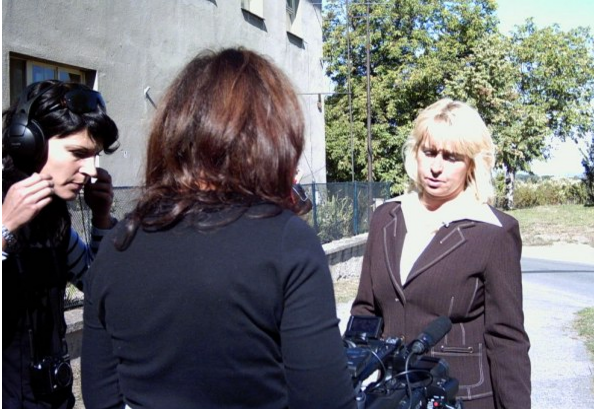 Bývalá starostka v roce 2008, kdy byla dva roky v čele obce. S médii komunikovala.