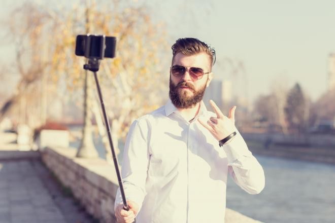 Přesně taková selfie tyč cizinci chyběla. Ilustrační obrázek