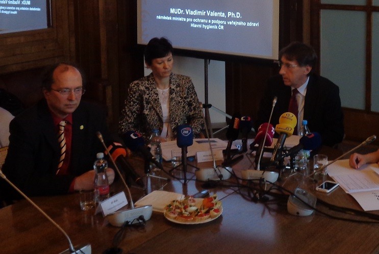Zleva: Jiří Brát (Potravinářská komora), Anna Niklová (Státní zdravotnický ústav) a Vladimír Valenta (hlavní hygienik Čr)