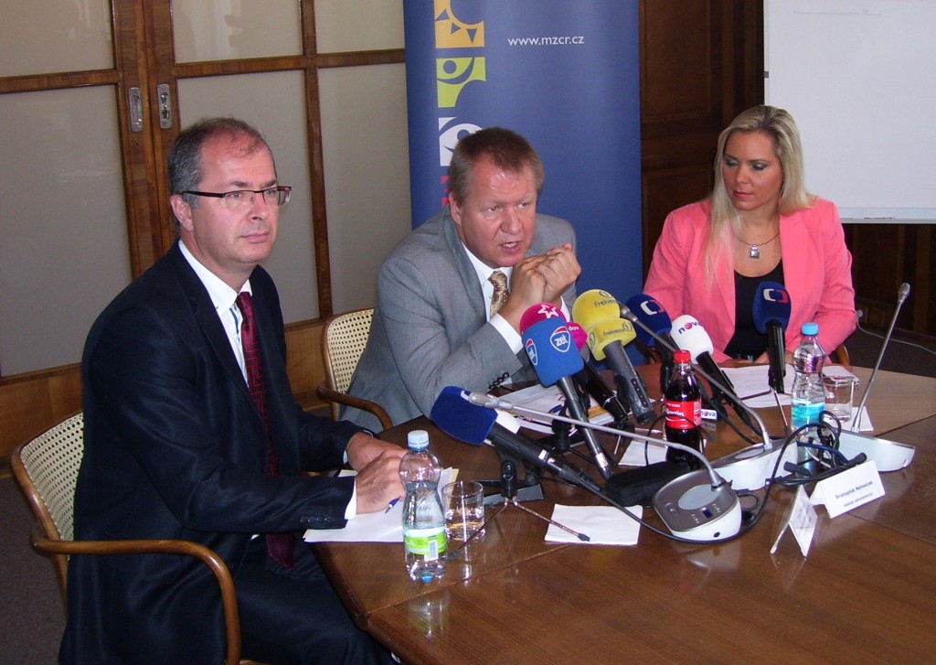 Zleva: náměstek pro zdravotní pojištění Tom Philipp, ministr zdravotnictví Svatopluk Němeček, tisková mluvčí Štěpánka Čechová