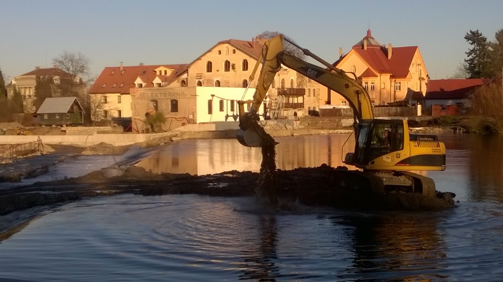 Rekonstrukce jezu by měla být hotová po upraveném harmonogramu letos v listopadu