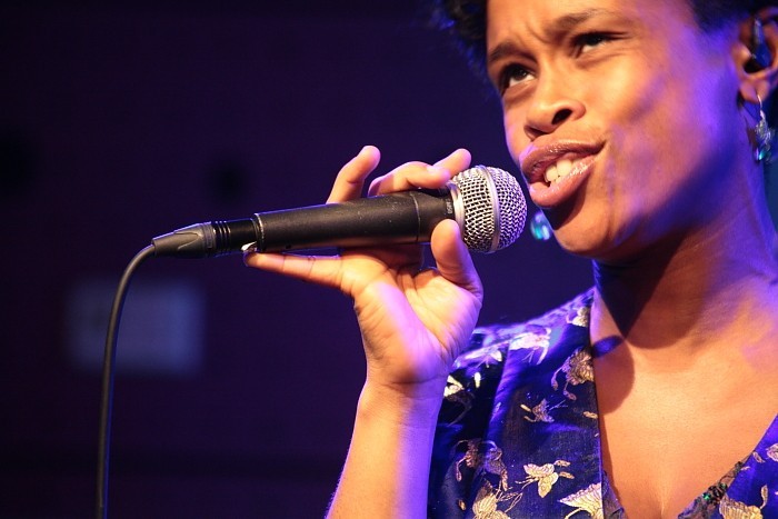 Tonya Graves, hvězda sobotního večera