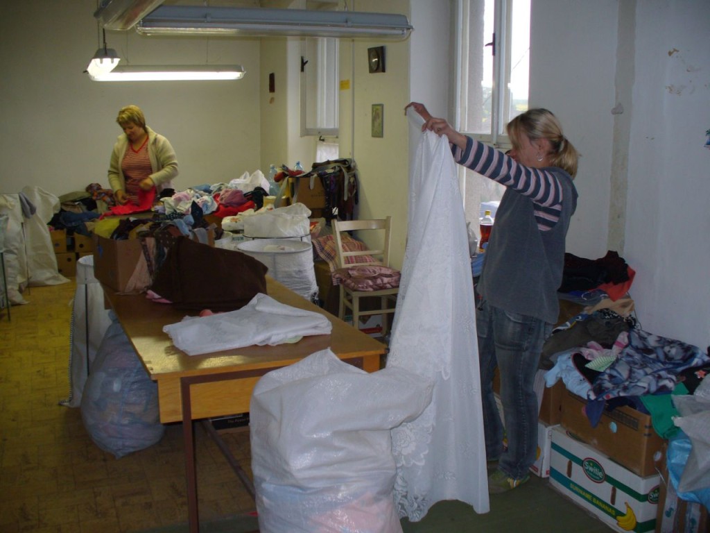 Dovezený textil se třídí v Broumově