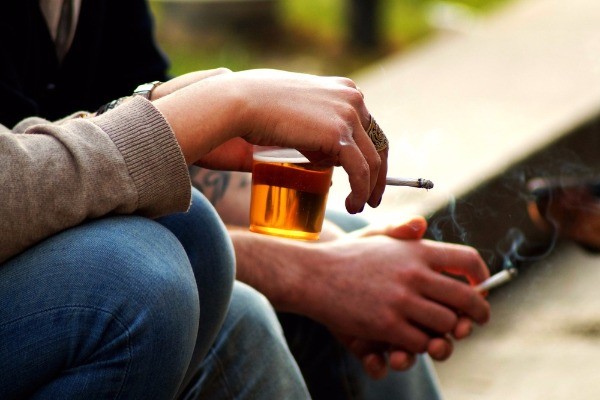 Cigareta a alkohol je takový národní dvojboj