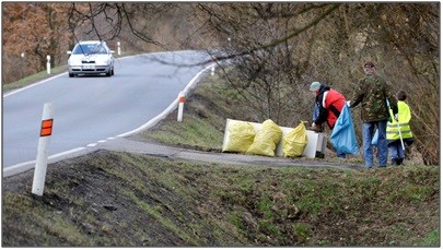Loni nasbírali dobrovolníci 320 kg odpadu na 25 km silnic