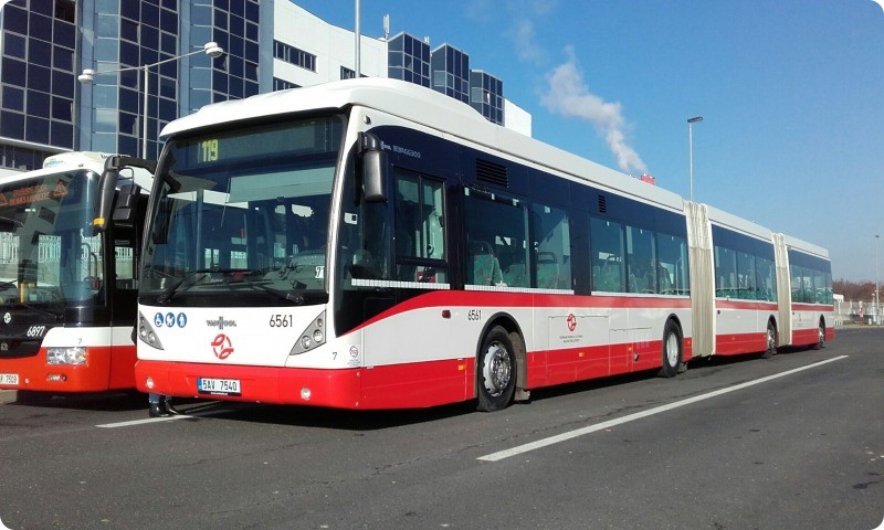 Motor má uložený před druhou nápravou, takže zatímco ty jiné vás tlačí, u tohoto autobusu vás jakoby vezou.