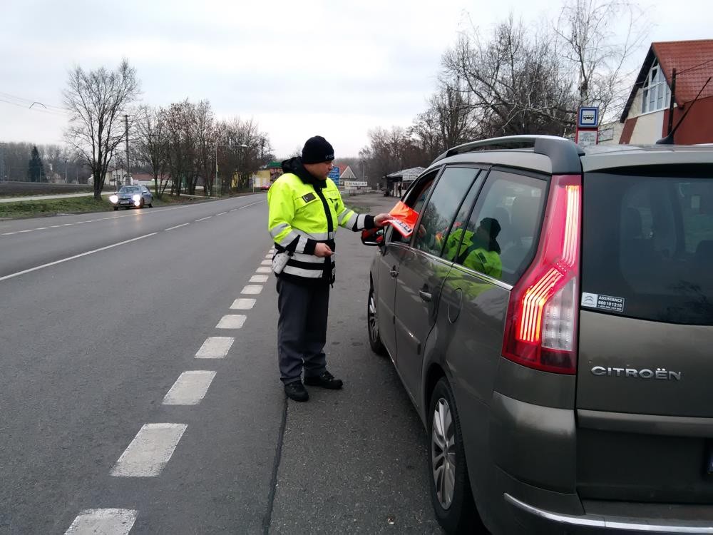 Reflexní vestu mají sice povinnou jen řidiči, ale je dobré ji pořídit i pro spolujezdce. Policisté je rozdávali zadramo