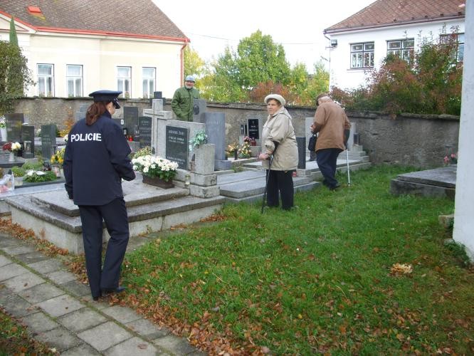 Až se vypravíte uctít Památku zesnulých, dejte pozor, ať vás někdo neokrade 