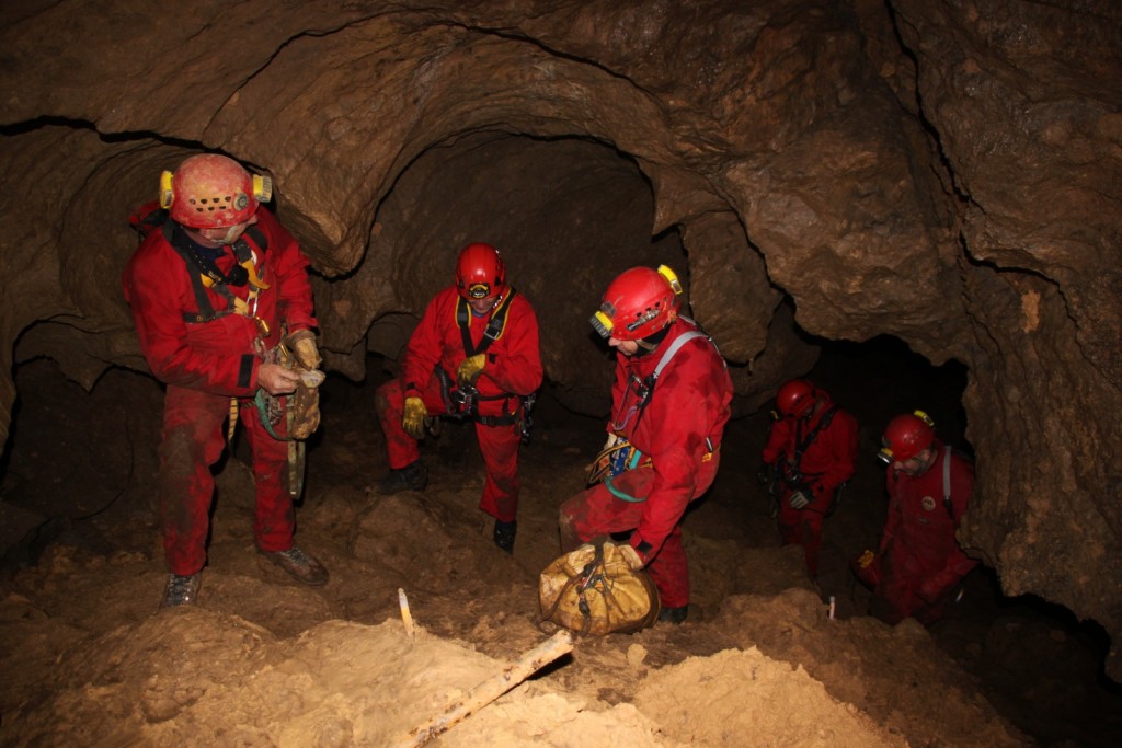 Hasiči a jeskyně. Poněkud podivná kombinace, přesto možná. Hasiči si totiž se speleology udělali společné cvičení v podzemí