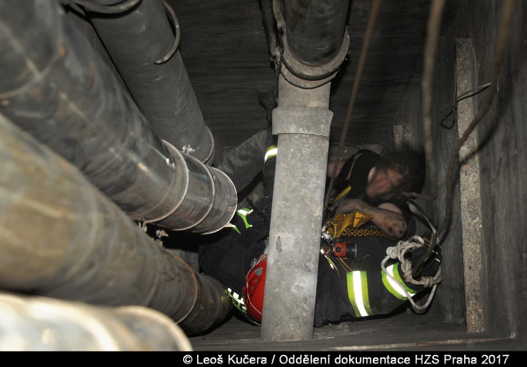 Pád do 15 metrů hlubokého světlíku muž přežil