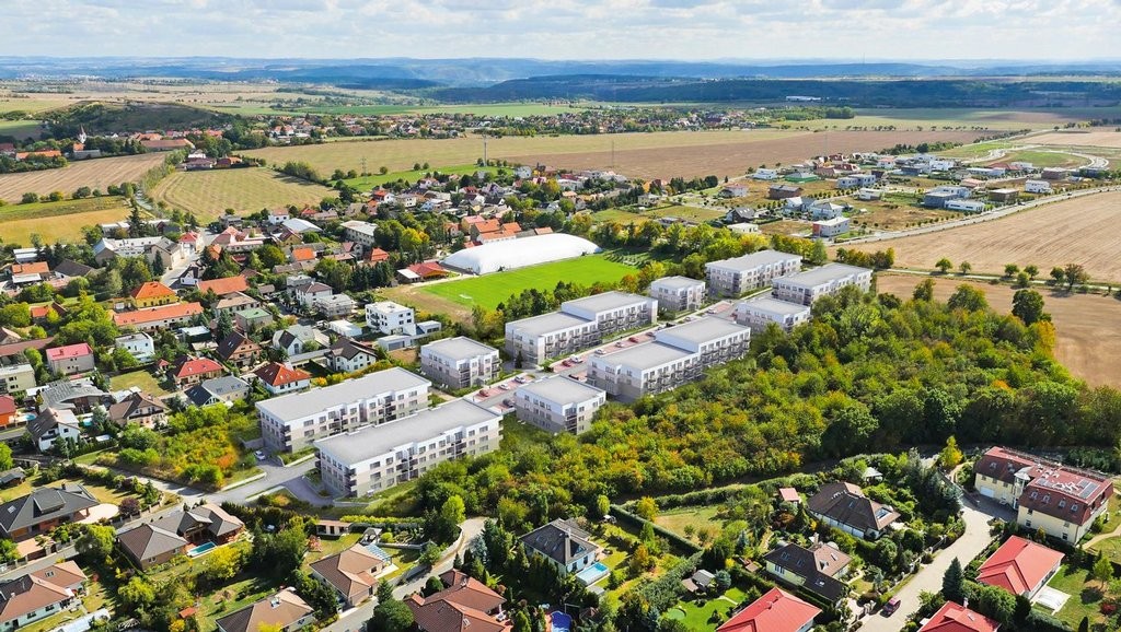 Vizualizace projektu Viladomy Zbuzany. Letecký snímek však není odpovídající, stromy okolo jsou téměř vykácené. 