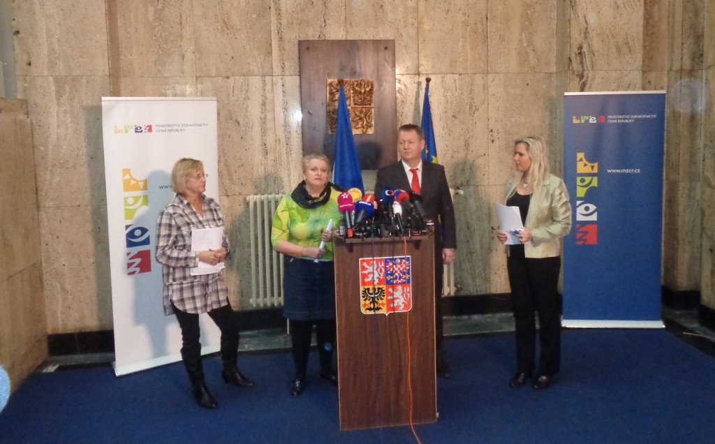 Zleva: Hana Roháčová – primářka infekčního oddělení a Andrea Vrbovská – ředitelka Nemocnice Na Bulovce, ministr Svatopluk Němeček