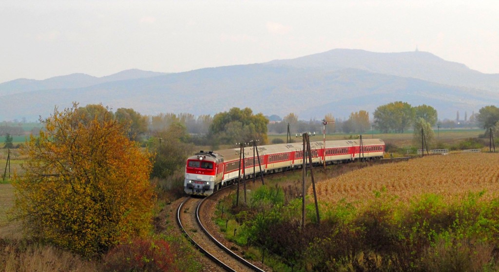 Z vlaku totiž upadnul sběrač, na hodinu to cestující zastavilo