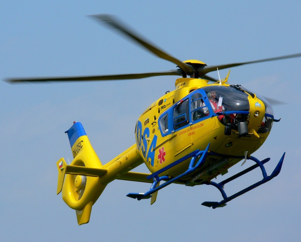 Vrtulník zraněného transportoval do nemocnice v Praze
