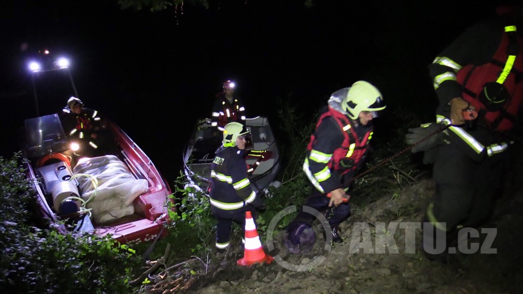 Hasiči se přepravili pomocí člunu přes Vltavu
