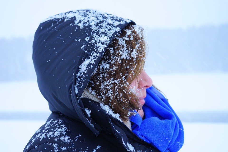 Meteorologové doporučují chránit se teplým oblečením a omezit pobyt venku