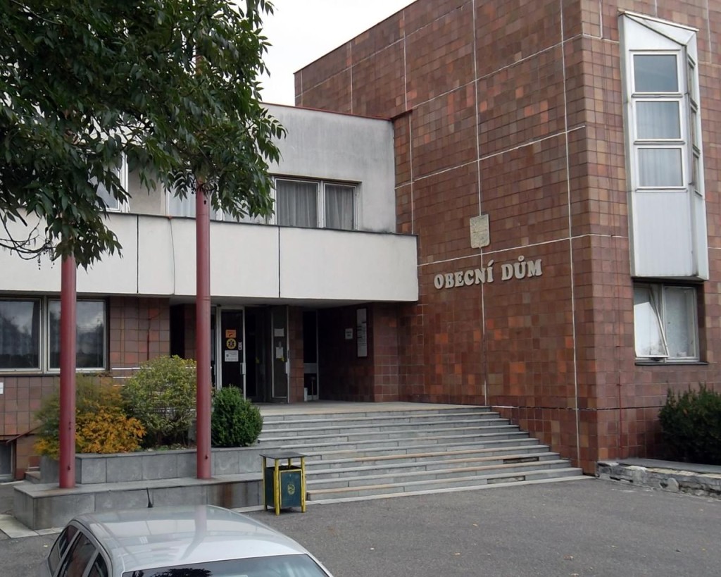 Obecní dům potřebuje rekonstrukce každý rok, sice je to mladá stavba, ovšem zvenku působí poměrně staře. Fotky interiéru najdete v naší fotogalerii