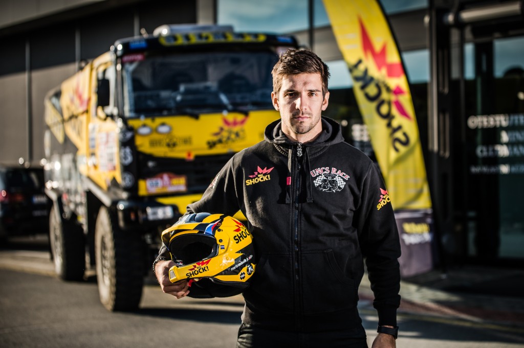 Závodník Martin Macík úspěšně pokračuje ve stopách svého otce. Na Rallye Dakar se letos vydal již po šesté. Jaké mají závodníci zázemí na soutěži?