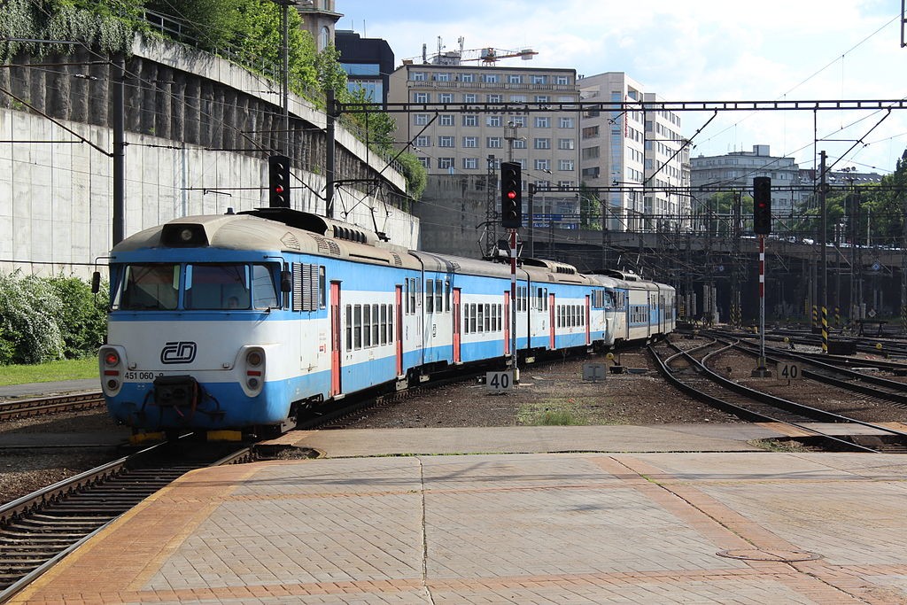 Žabotlamy by měly jezdit kolem Prahy maximálně 12 měsíců. Pak by je měly vystřídat modernizované patrové vlaky řady Bmto