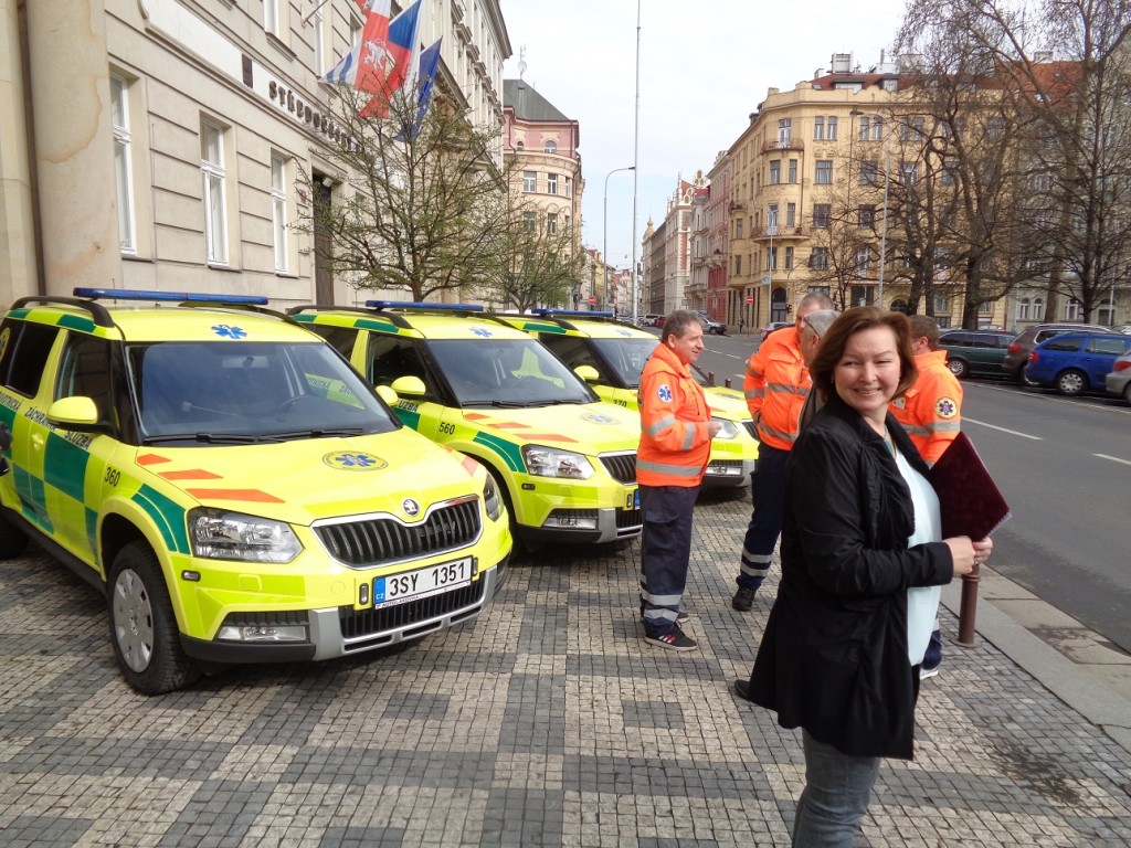 Nové vozy Škoda Yeti před krajským úřadem Středočeského kraje