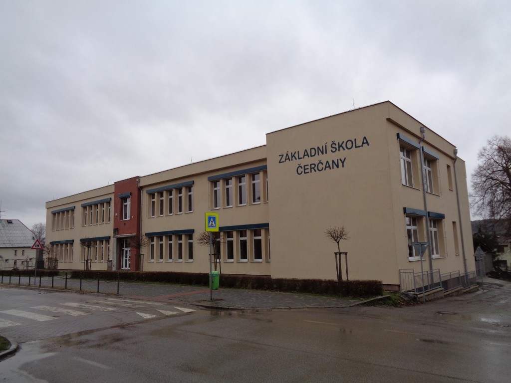 Stahují se nad čerčanskou základní školou mračna?