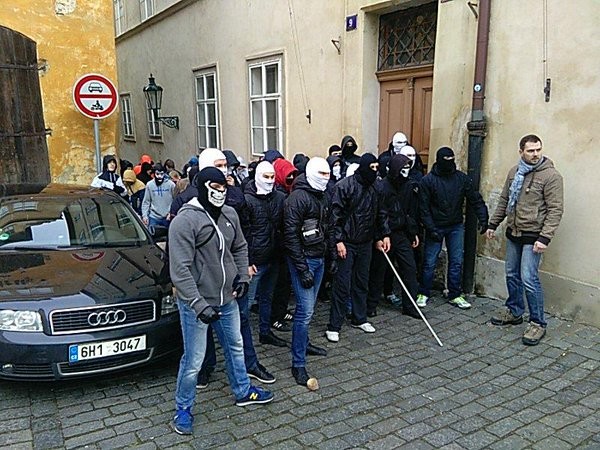 Výtržníci zaútočili na pokojnou demonstraci před sídlem Červeného kříže