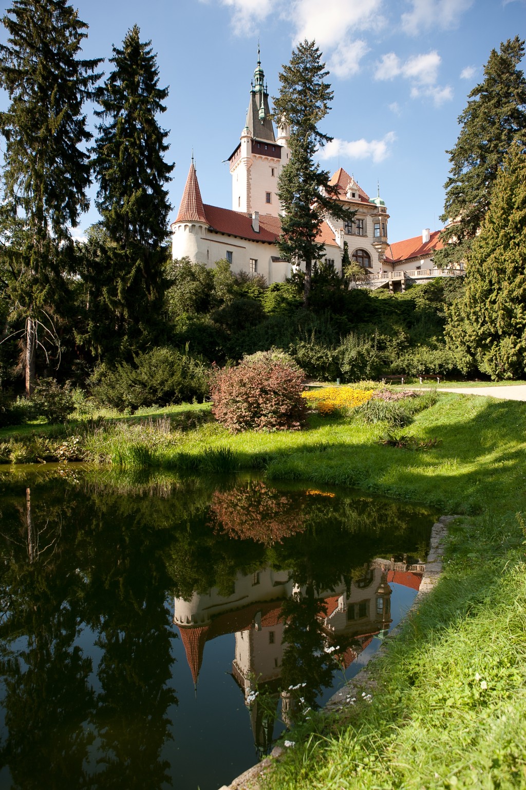 Pohled na zámek Průhonice