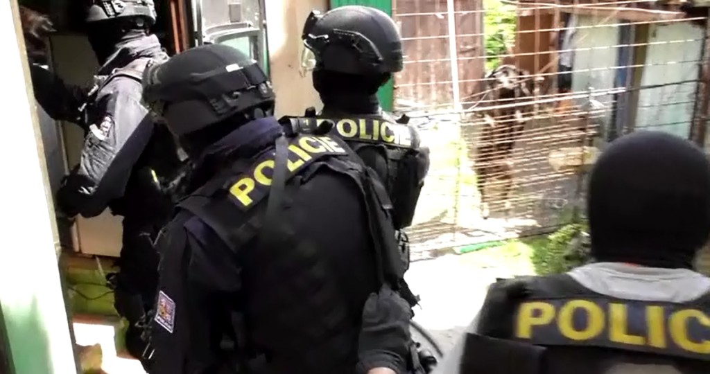 Při zadržení asistovali i policisté ze středočeské zásahové jednotky