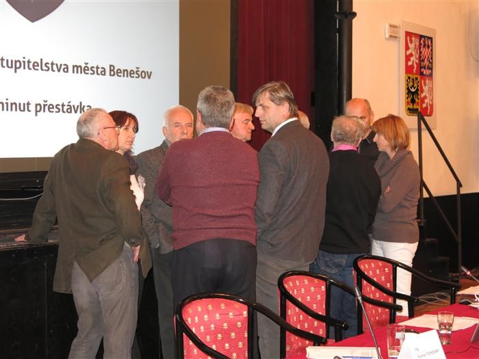 Diskuze zastupitelů na dnešním zasedání v divadle Na Poště