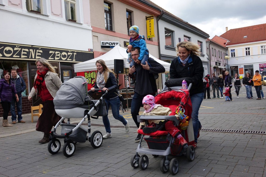 Desítky zájemců si užily závodění s kočárky v Benešově