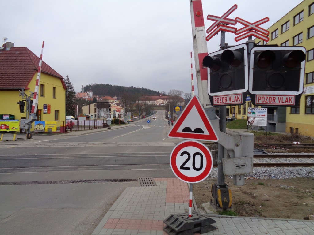 Od nepovedené rekonstrukce hrozí na přejezdu poškození podvozku
