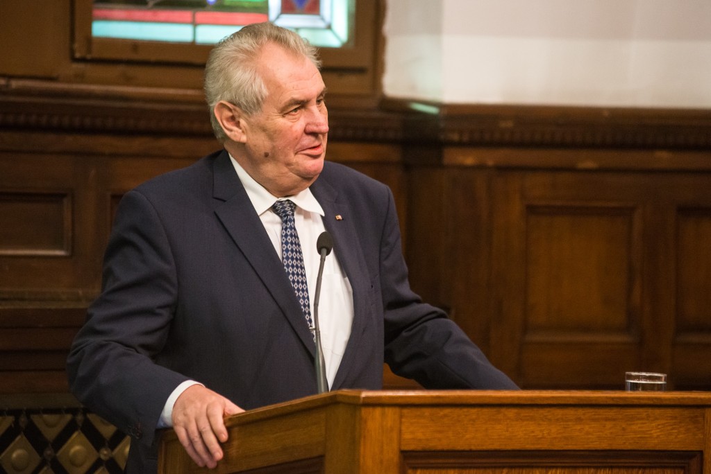 Miloš Zeman se snaží každou věc vysvětlit, ovšem mnohdy sklouzne k hodně zvláštním teoriím
