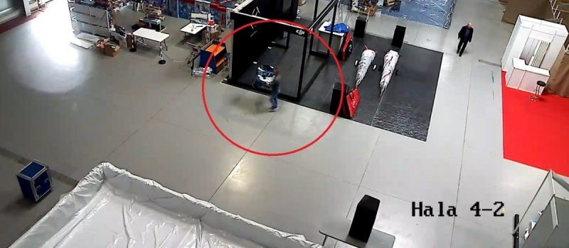 Muž se s tím nijak nepáral, vzal a šel
