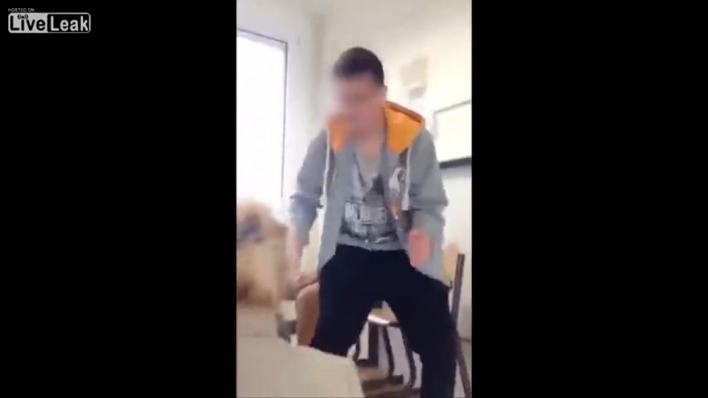 Nejen že na učitelku dělali nejrůznější posunky a házeli po ní věci, dokonce jí i bili