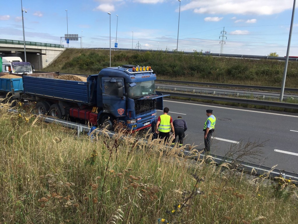 Řidič hořícího kamionu zachoval klidnou hlavu