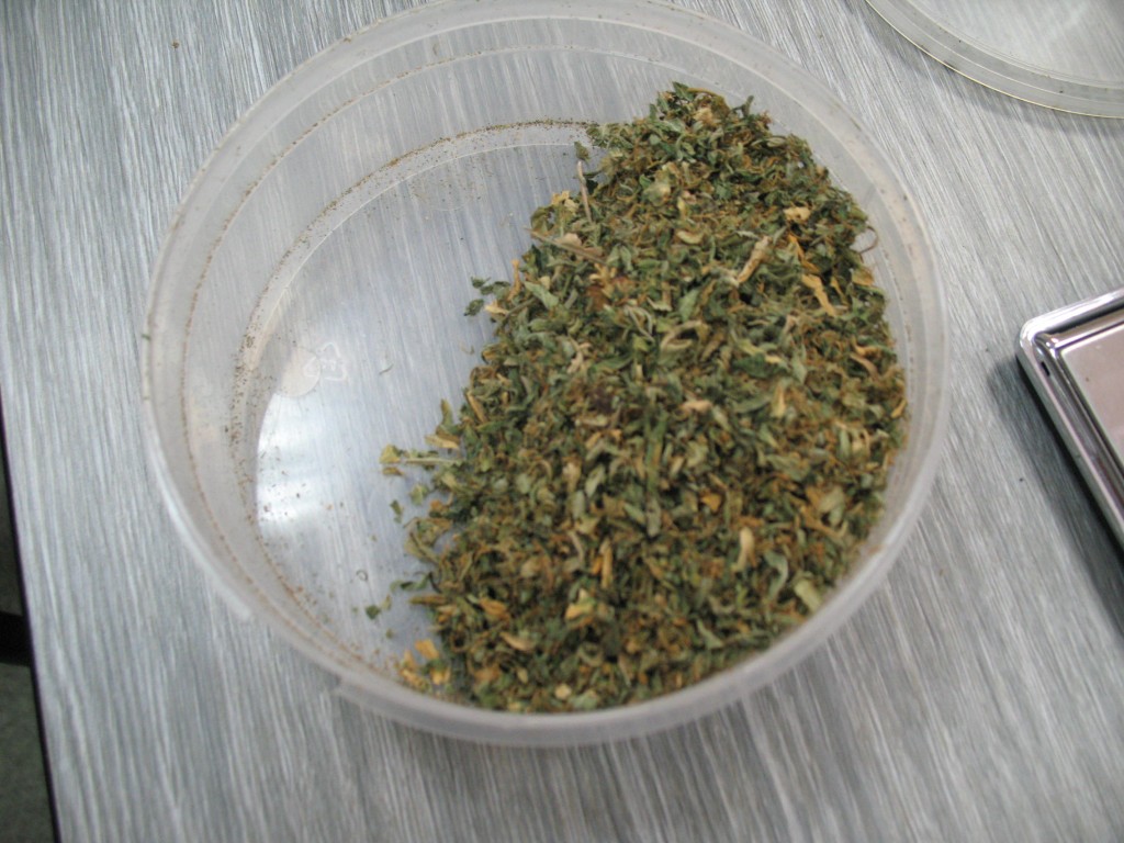 Při zadržení dobrovolně vydal též několik desítek gramů marihuany
