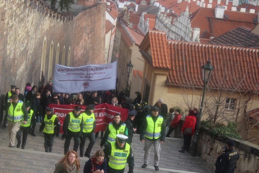 Před i za davem policejní doprovod
