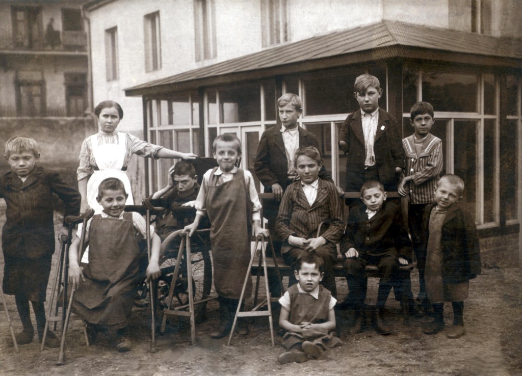 Na snímku je vidět prvních deset chlapců, kteří nastoupili v roce 1913 do Jedličkova ústavu