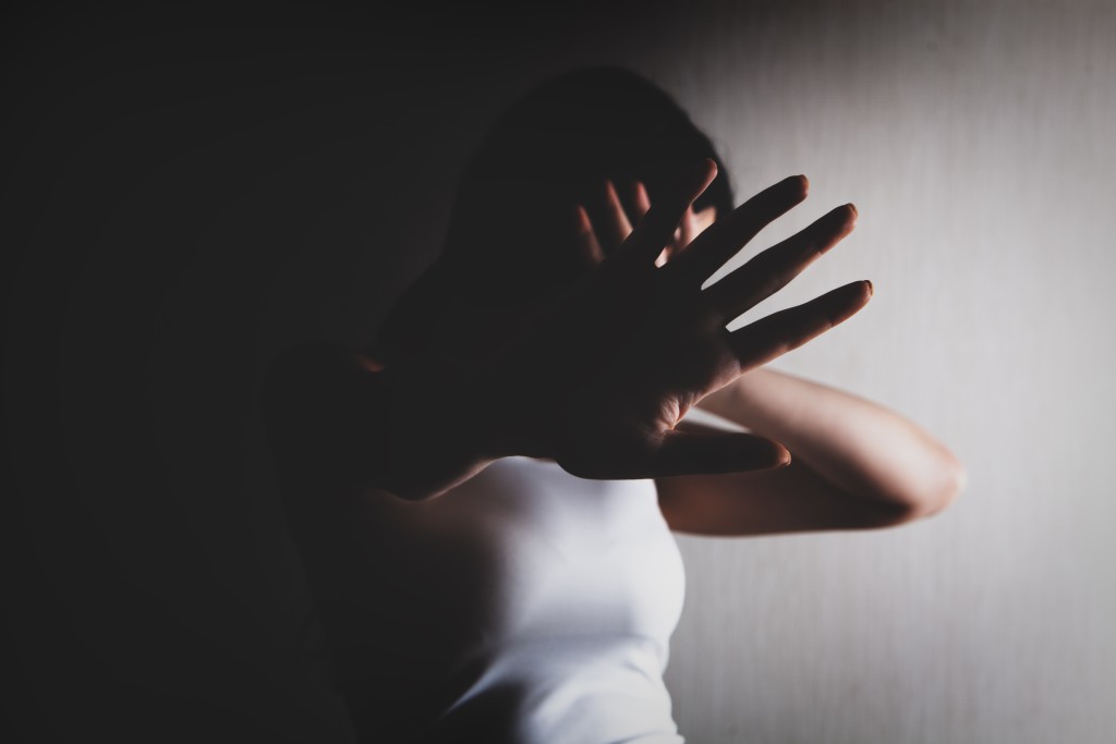 Oběti násilí v Česku nevěří policii ani soudům, teď mají další argument, proč trestné činy nehlásit