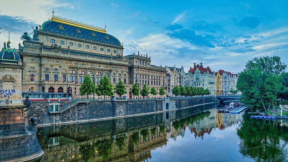 Divadla jsou zavřená a zvlášť ta malá a soukromá bojují o přežití. Pomoci můžeme i my