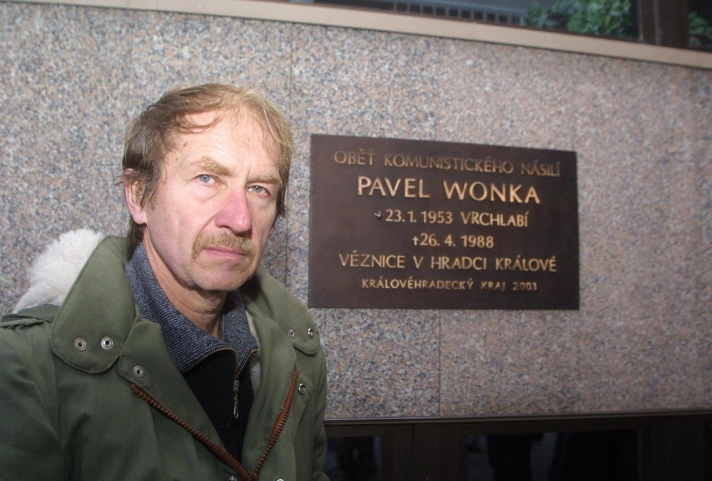 Jiří Wonka před pamětní deskou svého bratra