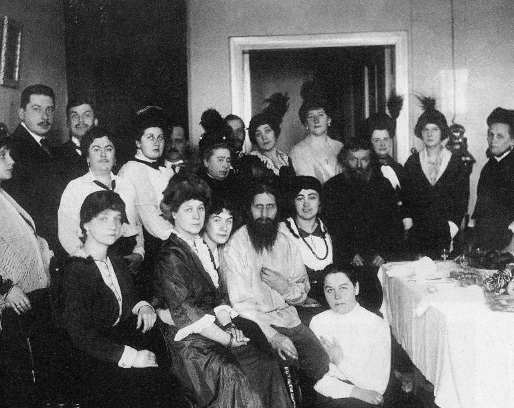 Grigorij Rasputin mezi svými příznivci. Mystik, mnich a samozvaný léčitel byl tajemným mužem, stejně tajemná byla i jeho smrt
