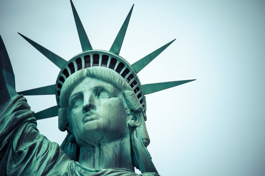 Design sochy evokuje ikonografii patrnou v dávné historii, včetně egyptské bohyně Isis, stejnojmenného starořeckého božstva, římské Hekaté a křesťanské ikonografie Panny Marie